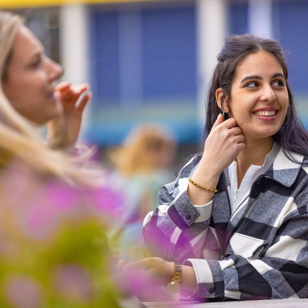 HAN Accountancy studenten chillen buiten op de campus binnenplaats