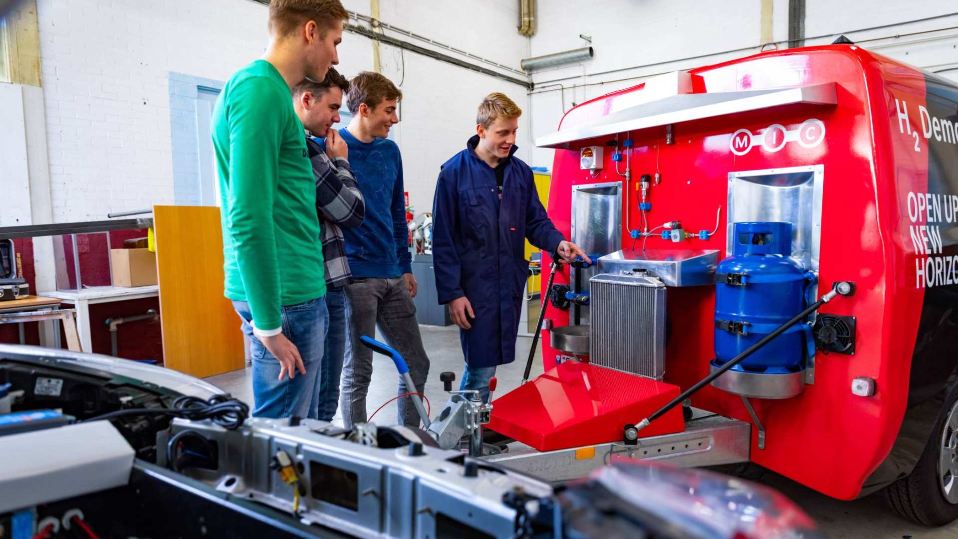 4 studenten bij de H2 demonstrator