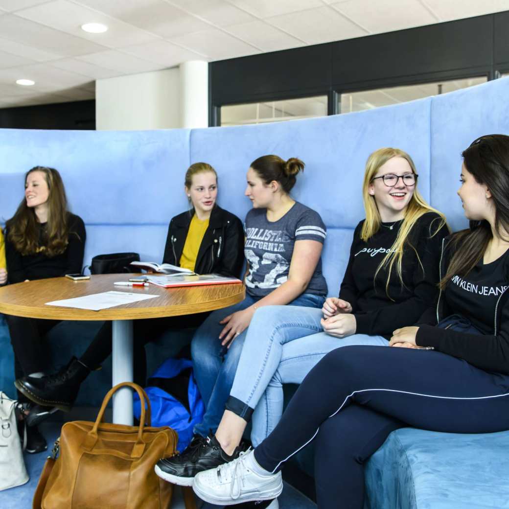 Student Medische Hulpverlening schrijft op een wit papier