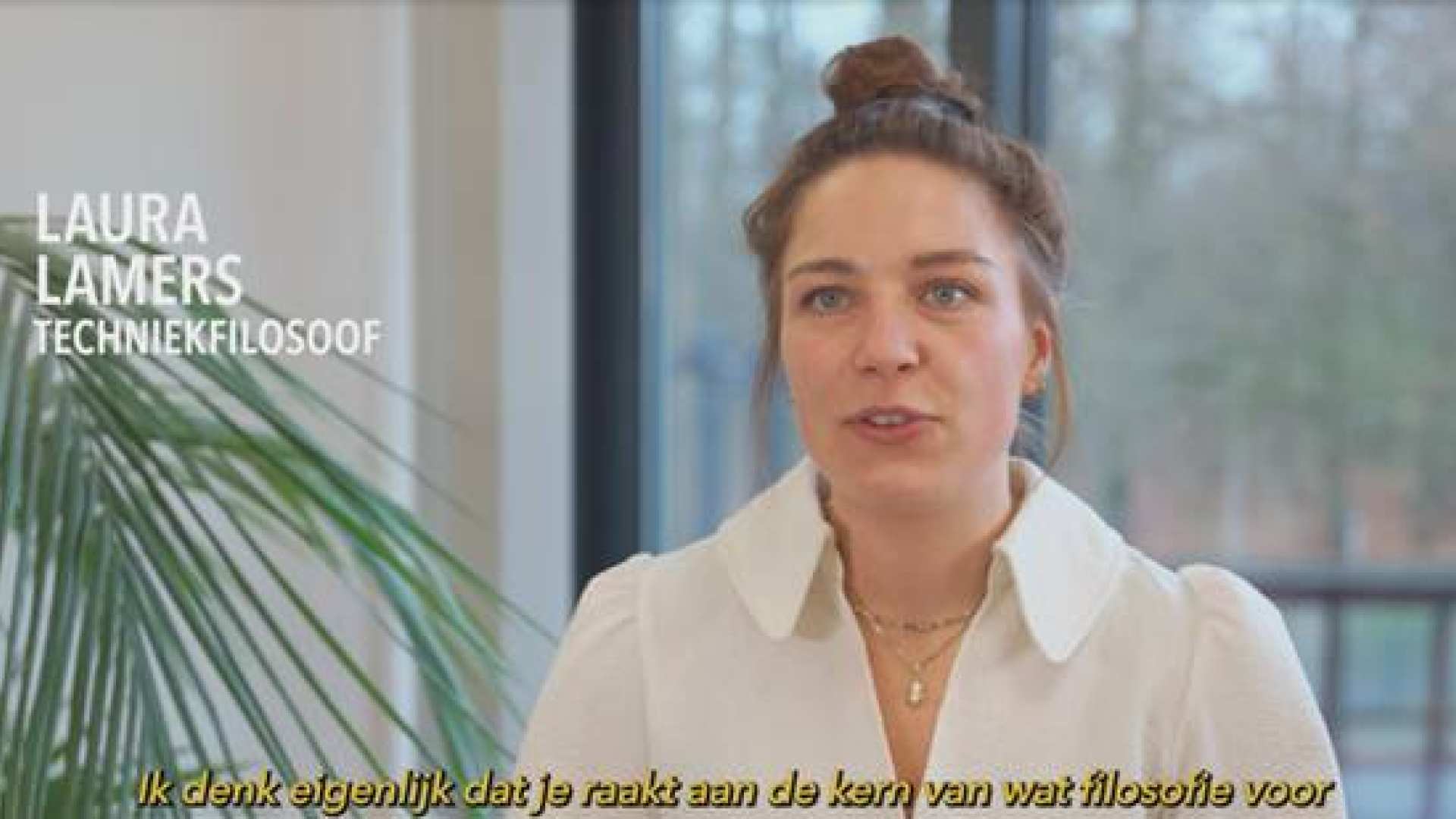 Symposium Durf te Denken, screenshot van spreker Laura Lamers die vertelt over wat filosofie voor haar betekent.