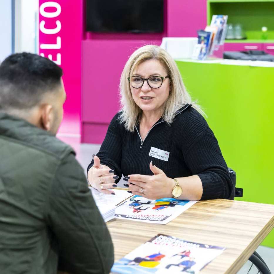 Studieadviseur in gesprek met  studiekiezer tijdens de Open Avond.