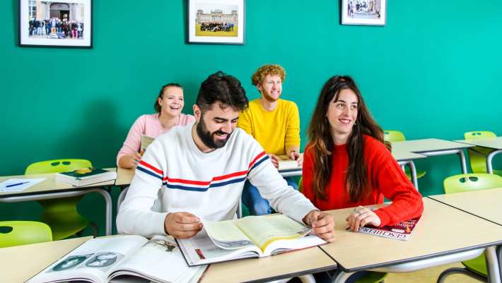 vier studenten in de klas