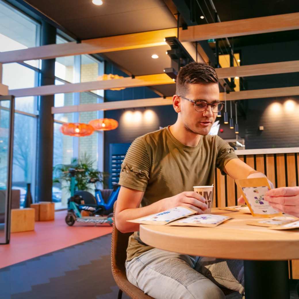 Omscholer in gesprek met medewerker HAN Employment.