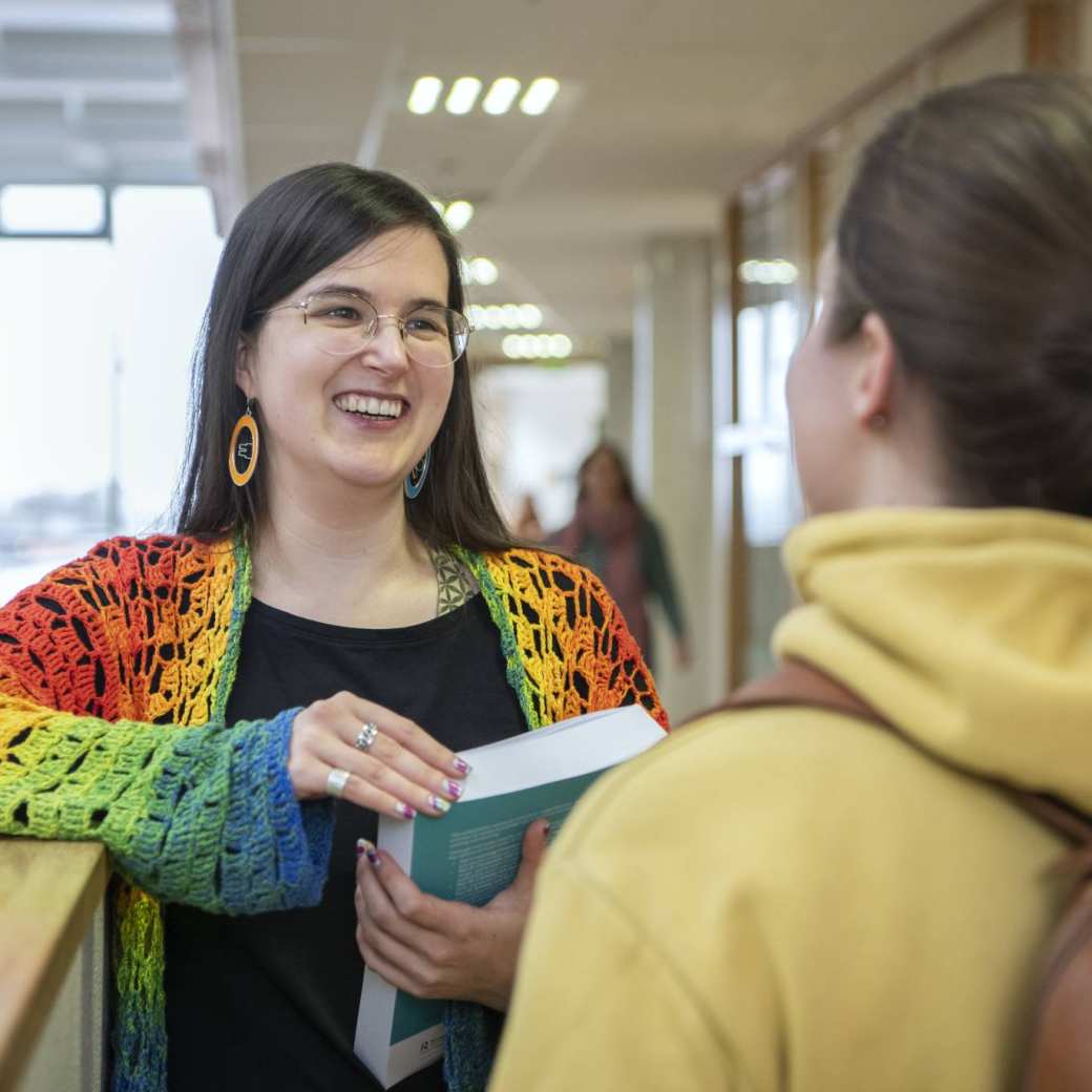 lachende student in gesprek met andere student van de Educatie masteropleidingen 