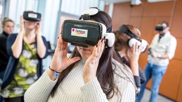 studenten met VR-bril op