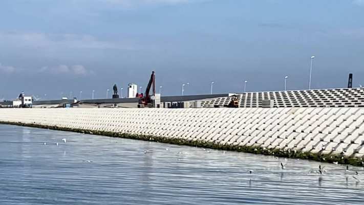 project dijkverhoging afsluitdijk. De Afsluitdijk is versterkt met Quattroblocks