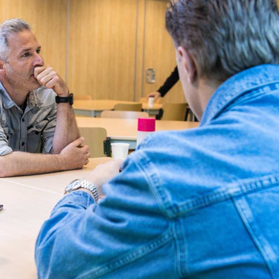 studenten in gesprek in klas op papendal