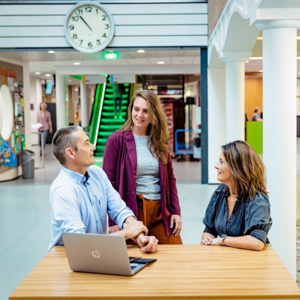 Bedrijfskunde deeltijd, studeren, samenwerken, laptop, hal, Ruitenberglaan 31, 2022