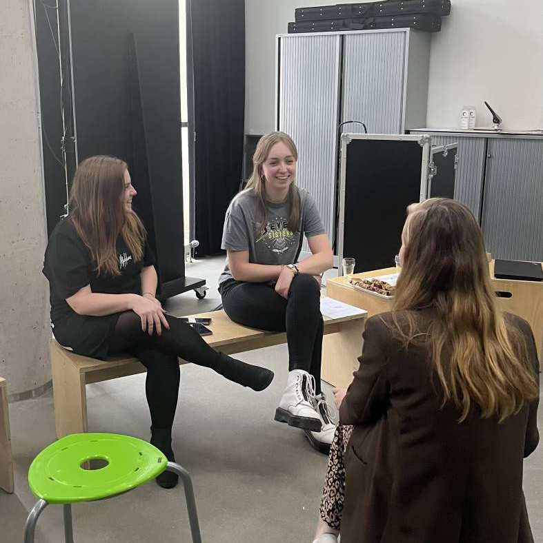 Meike Giesen en Britt Cuijpers beantwoorden een vraag van een HAN student