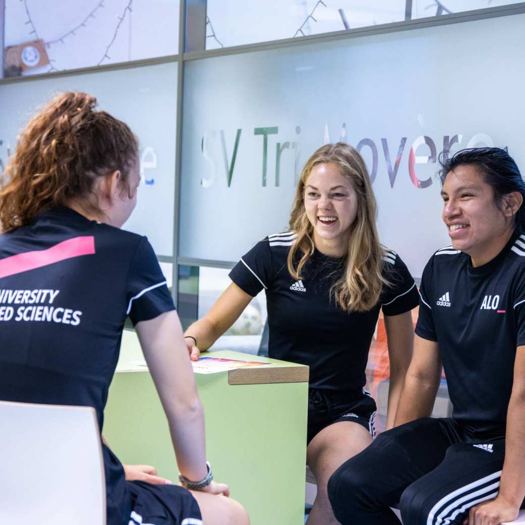 sportkunde en alo samen liggende foto studenten zitten samen bij trimovere carlijn esteban 2022