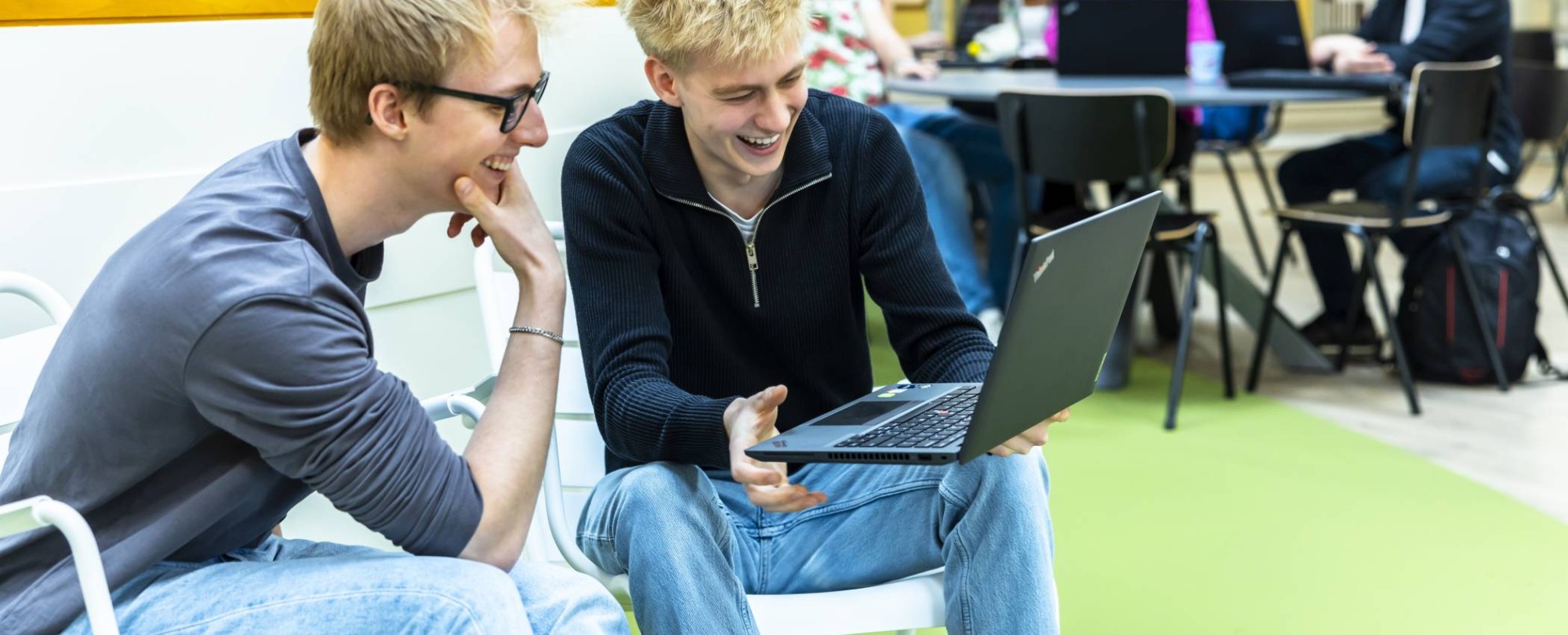 Studenten aan laptop