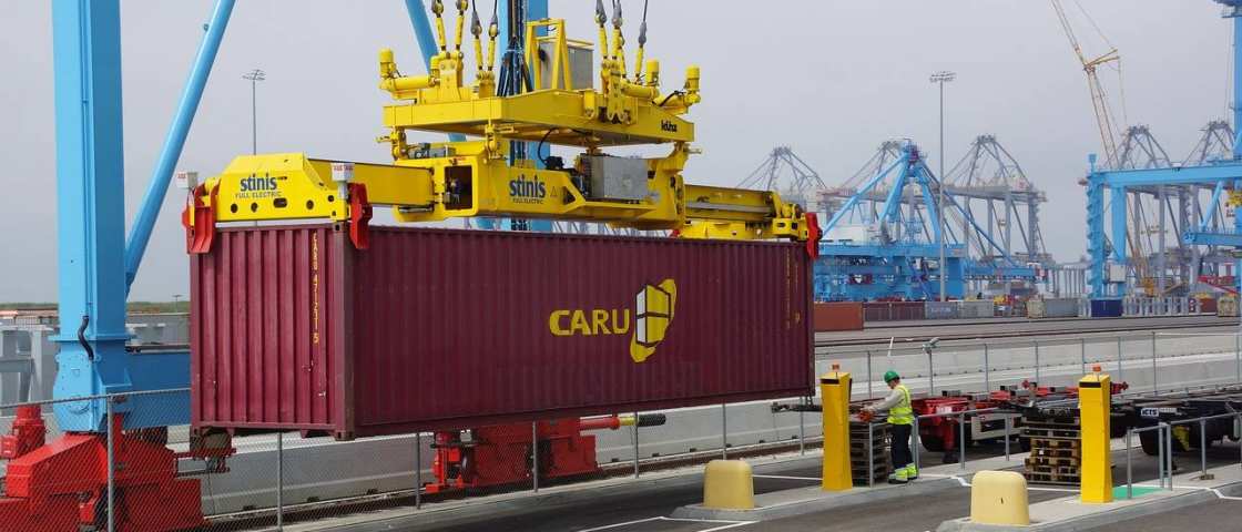 Containers aan een lift. Transport en Logistiek