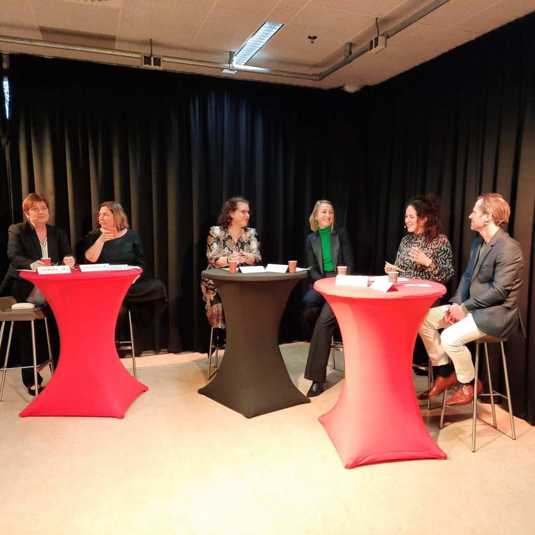 EANS Moving Care to Home and Community ronde tafels discussie met experts Gabriele Meyer, Sandra Zwakhalen, Lilian Vloet, Nienke Belijenberg, Anneke van Vught en Maurice Magnée