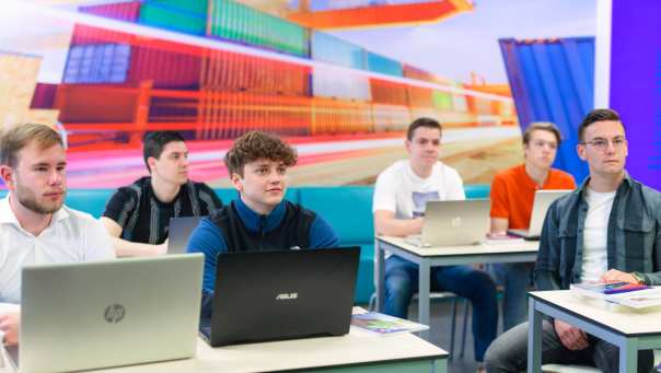 Foto Logistics Management voltijd, klassetting, studenten met laptop in het lokaal