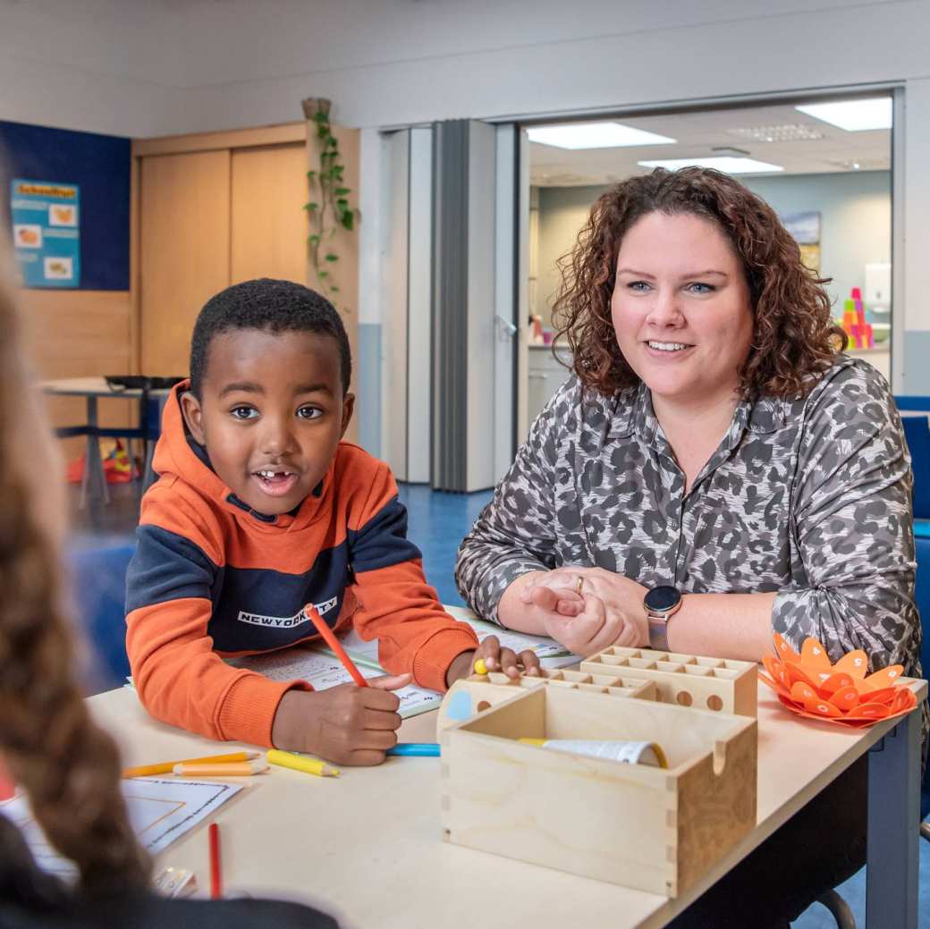 Associate Degree Pedagogisch Educatief Professional met leerlingen aan tafel