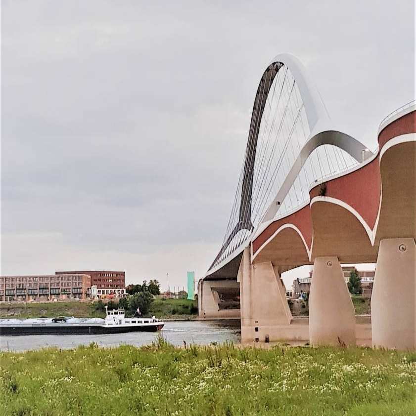 corporate stadsbrug Oversteek rivier Waal Nijmegen