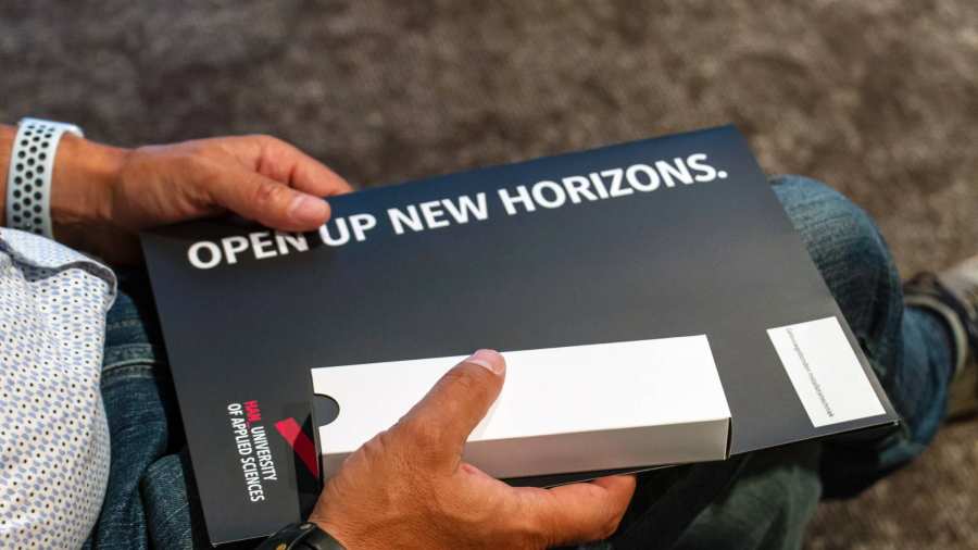 Omslag diploma met daarop open up new horizons