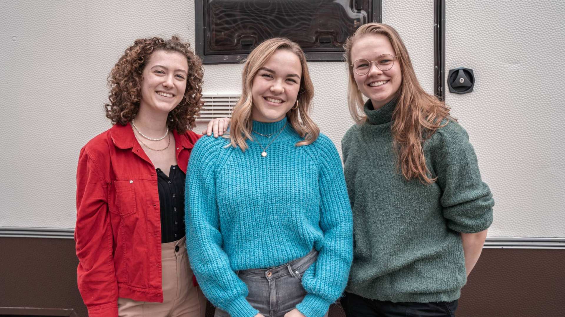 Studenten gaan in gesprek met Eva over de opleiding CMD.