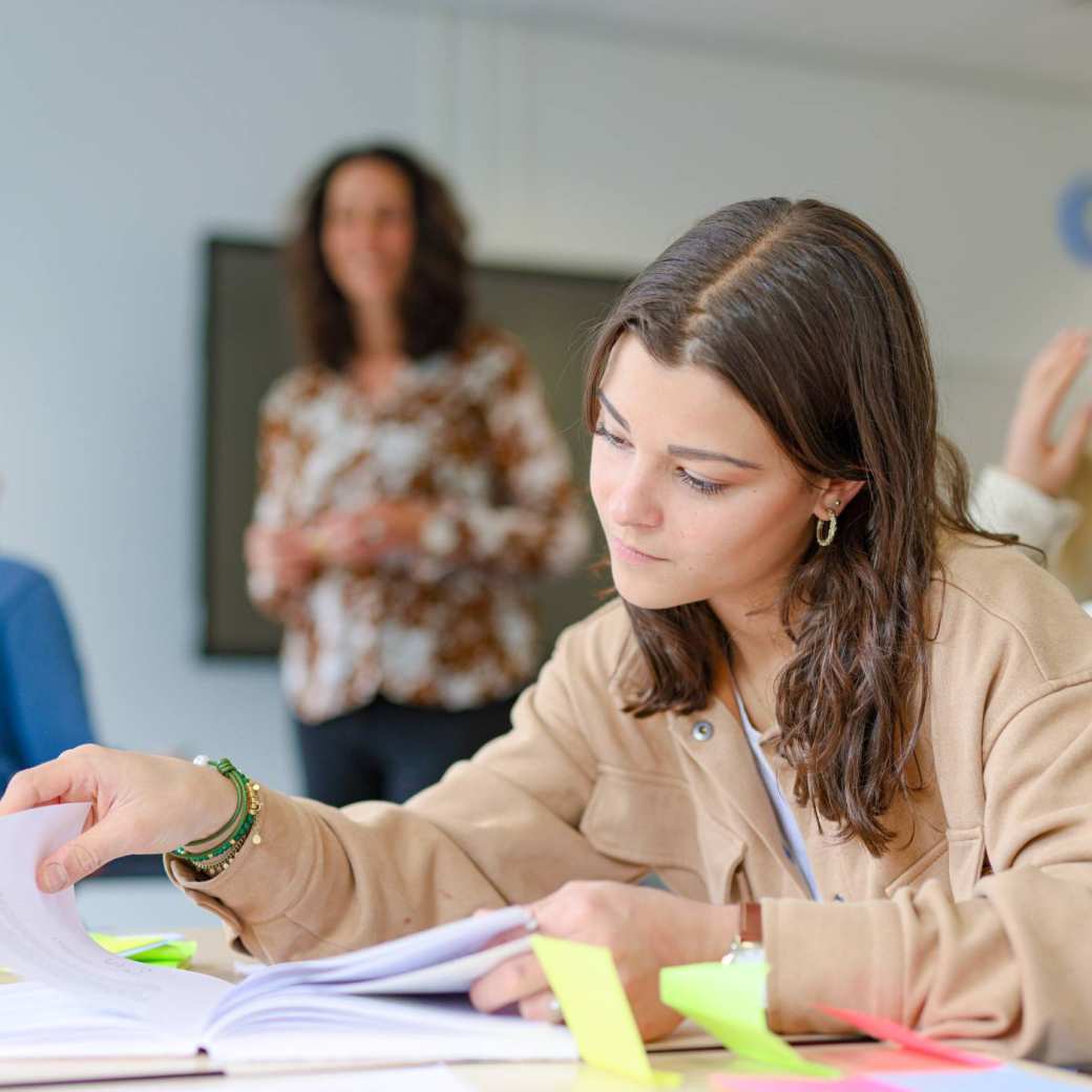 Een student aan het studeren