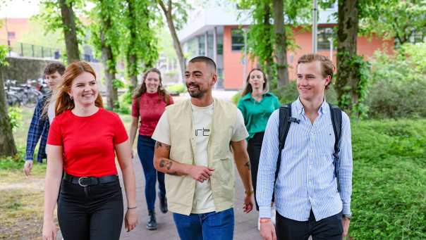 studenten van de opleiding facility management lopen buiten voor het HAN campus gebouw in Nijmegen