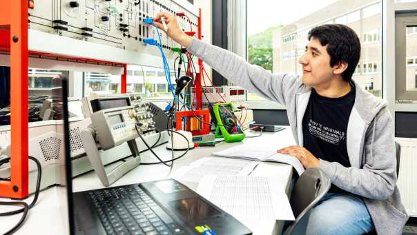 Student doet een practicum om te leren hoe een energienetwerk in elkaar zit