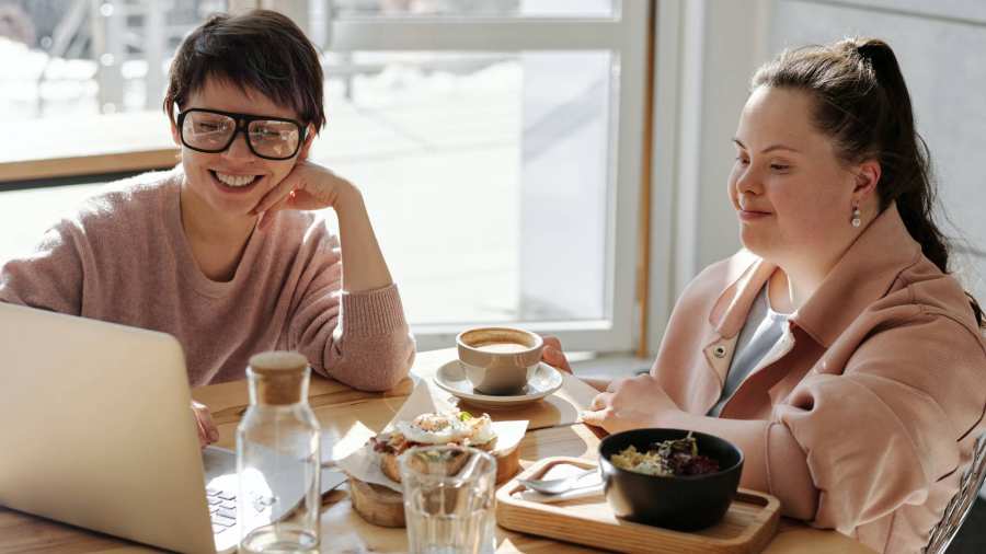 Twee vrouwen aan tafel met laptop, verstandelijke beperking