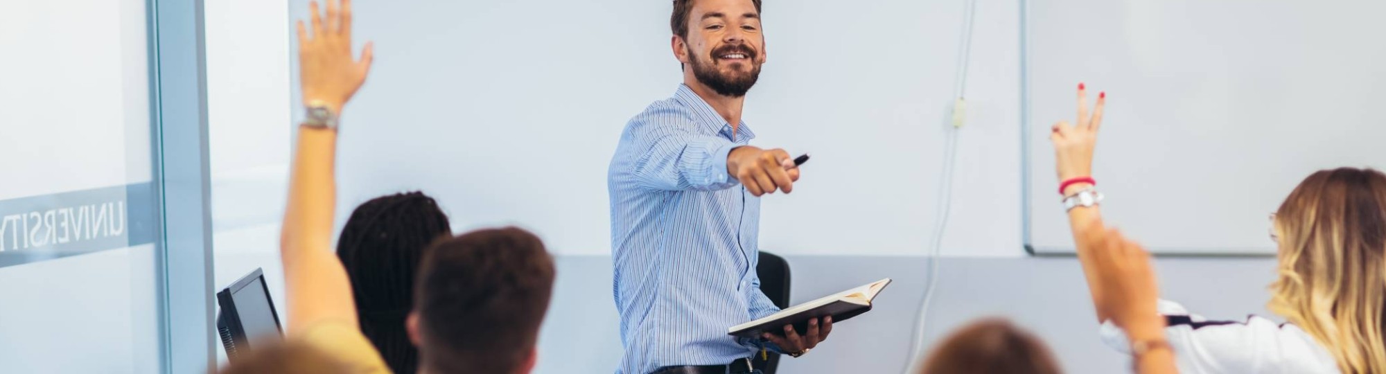 onderwijs en opvoeding, leerlingen steken hand op, docent wijst leerling aan