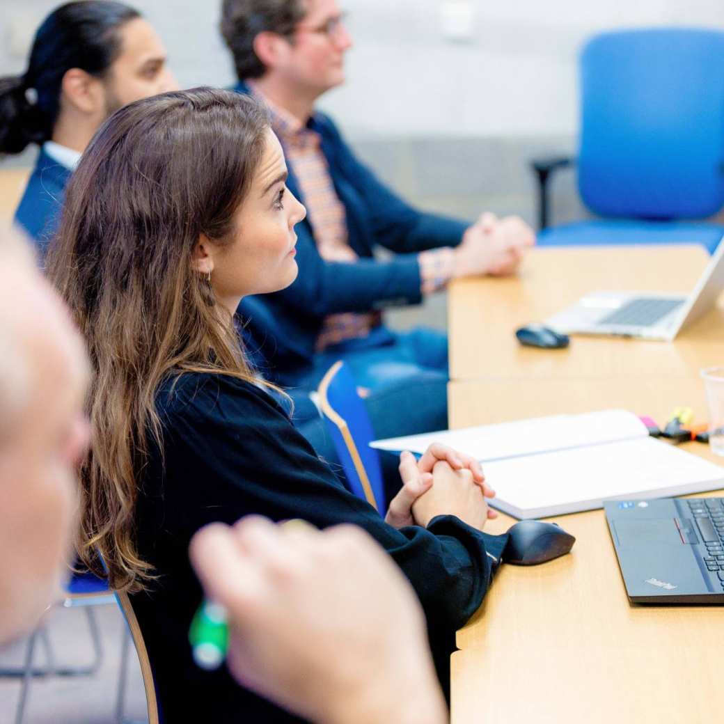 Sales professional aan het werk op laptop voor deeltijd master Business Sales