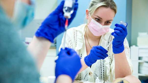 Studenten volgen een opfriscursus vaccineren om zich voor te bereiden op de COVID-vaccinaties.