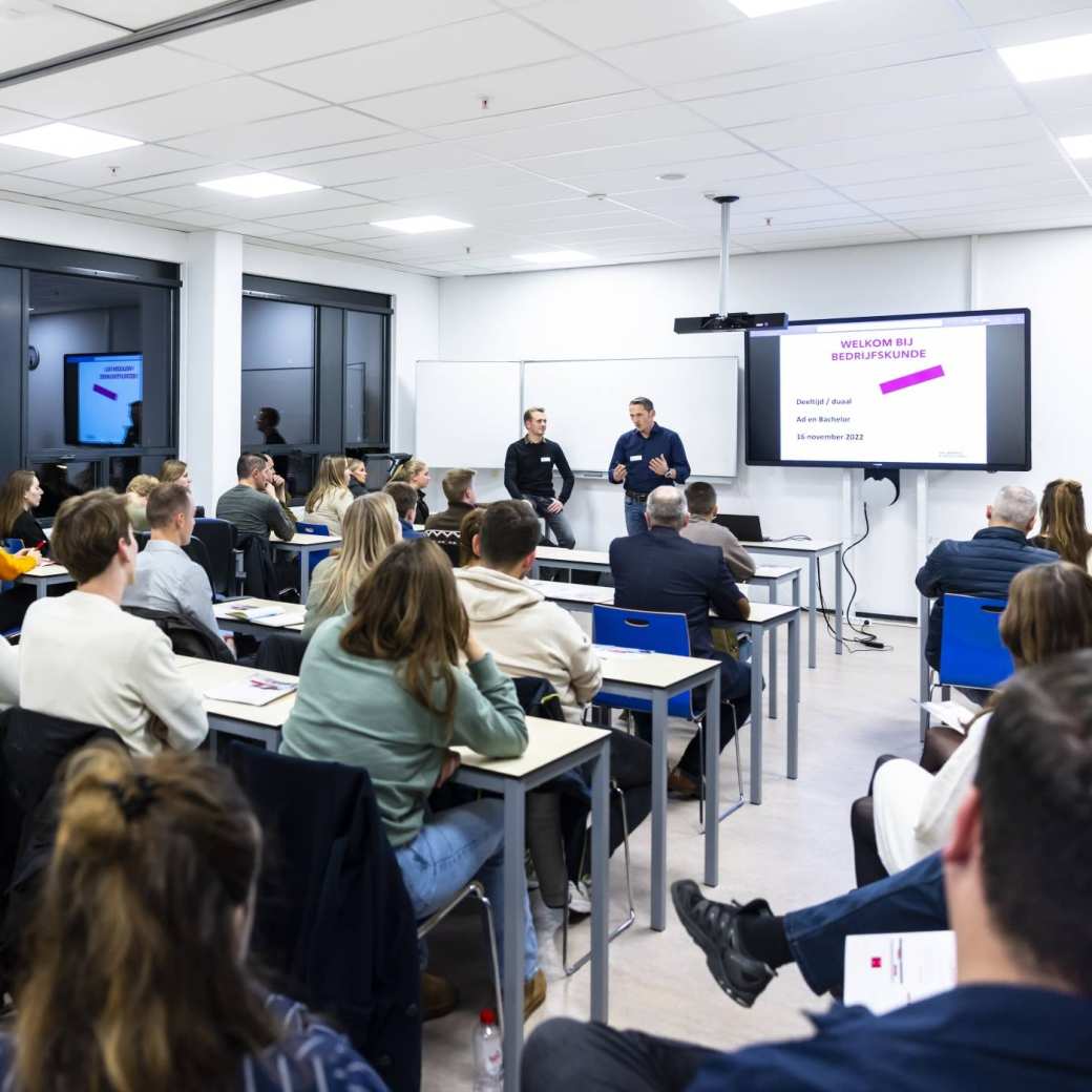 Studenten en studiekiezers krijgen college tijdens een meeloopdag.