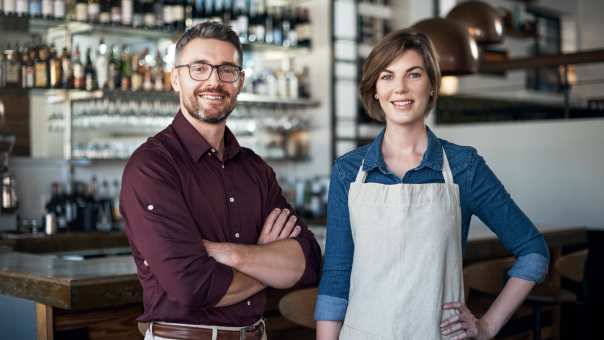 Financieel professional in overleg met mkb klant op locatie, finance, financieel, AFEM, MIAM, master integraal adviseur MKB, stockfoto