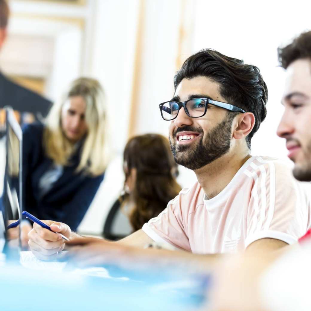 Coverbeeld, Student in rechtzaal, FEM HBO Rechten