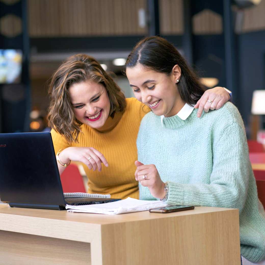 GGM K33 kantine rode hoge stoelen studenten