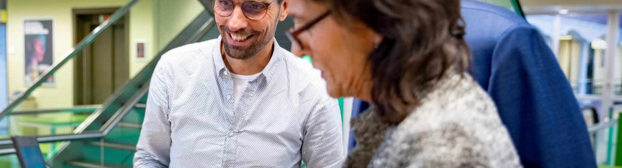 Twee docent-onderzoekers van het lectoraat Financial Control zijn met elkaar in overleg. 