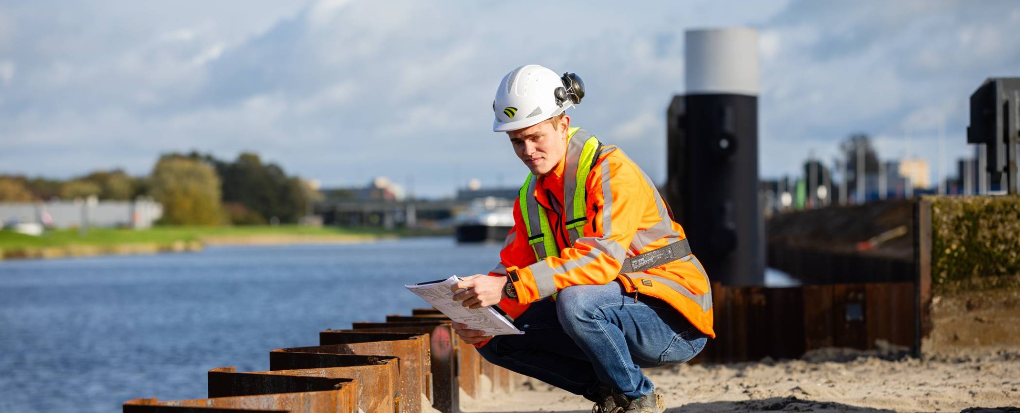 waterbouwkundig opzichter inspecteert grondwerk