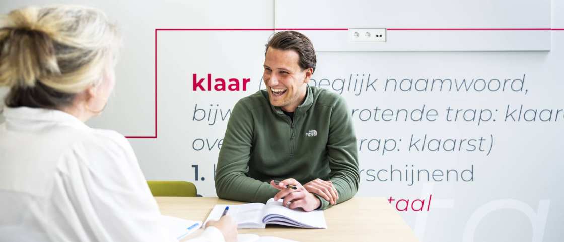 Student en docent bij het taalkwARtier.