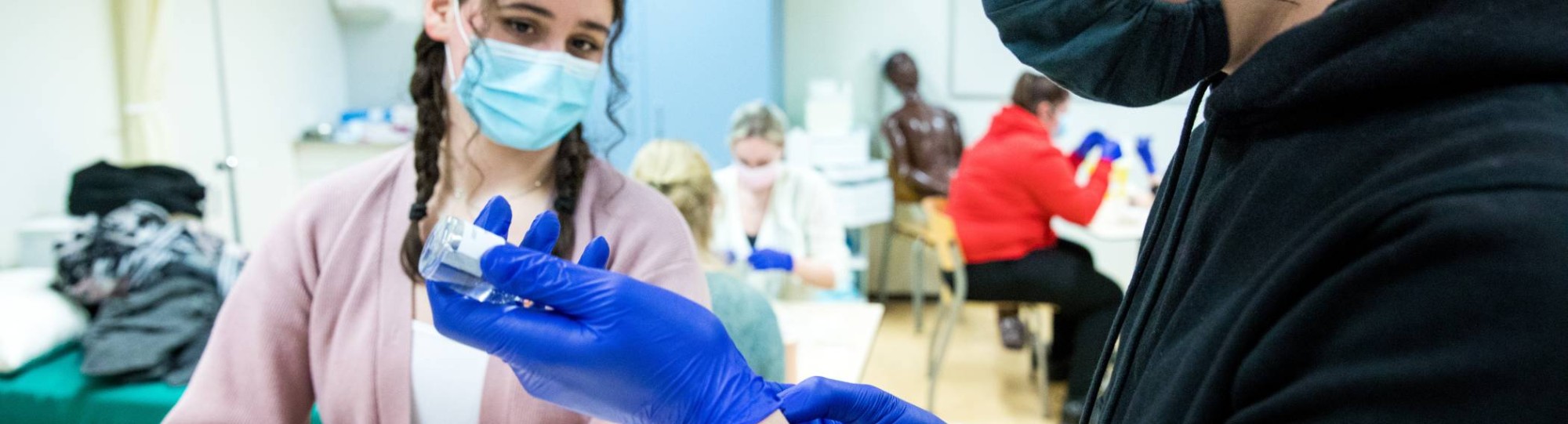 volgen een opfriscursus vaccineren om zich voor te bereiden op de COVID-vaccinaties.