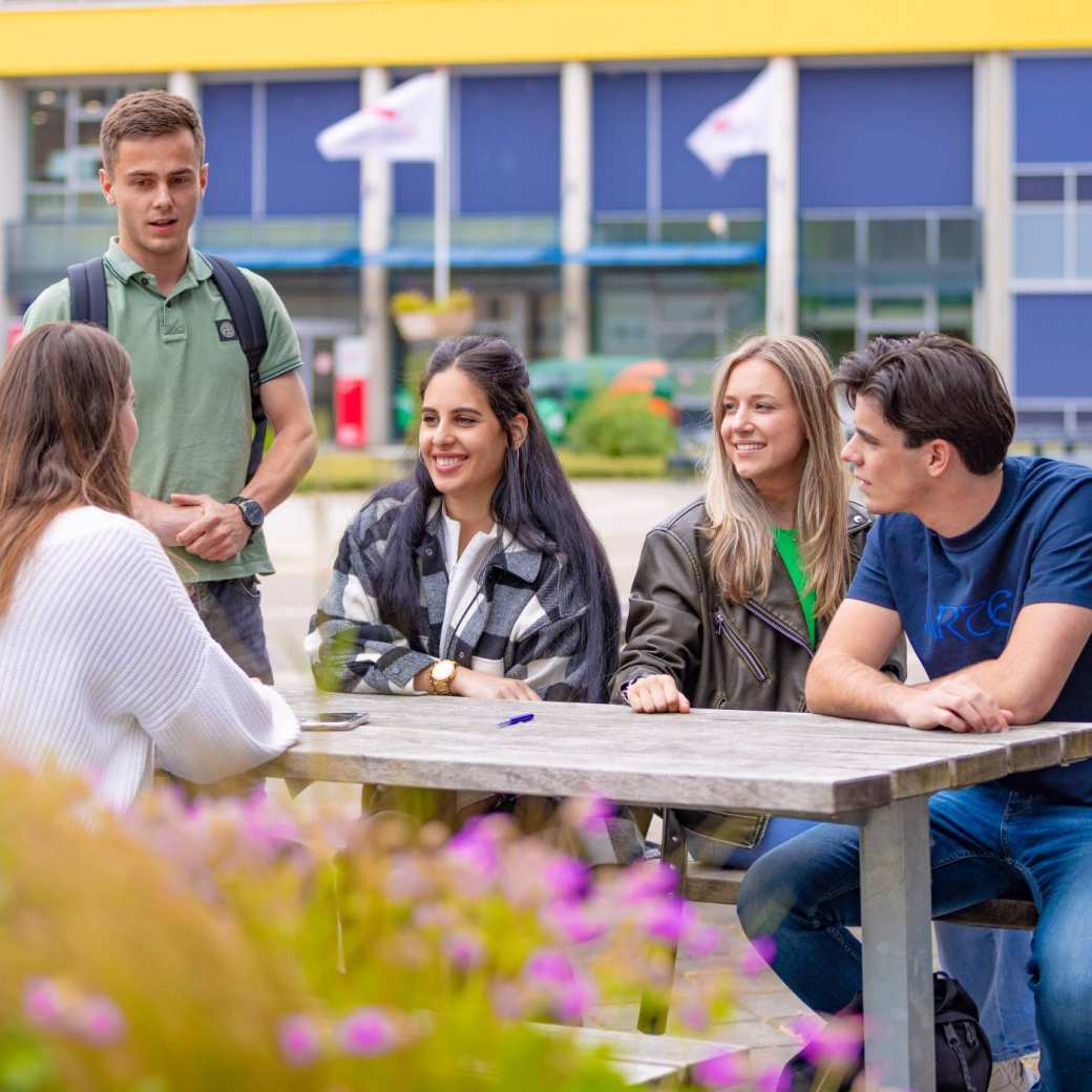 AFEM_studenten-buiten-plein-arnhem-0332_2023