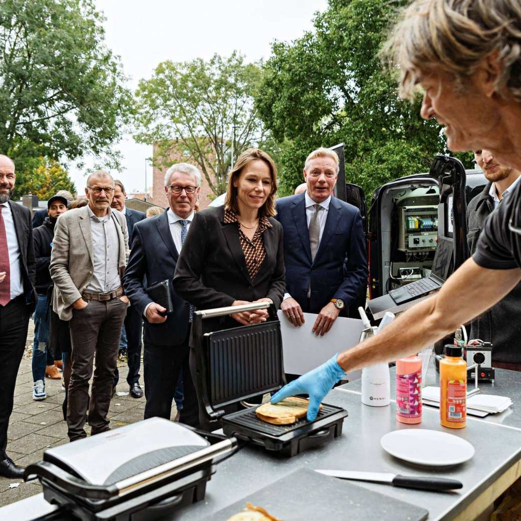 Minister Bruins Slot maakt kennis met de H2 Demonstrator en tostibar onder toeziend oog van o.a. Rob Verhofstad, collegevoorzitter HAN en Jan van Dellen, directeur van The Economic Board