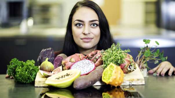 student scherp achter groente en fruit op tafel