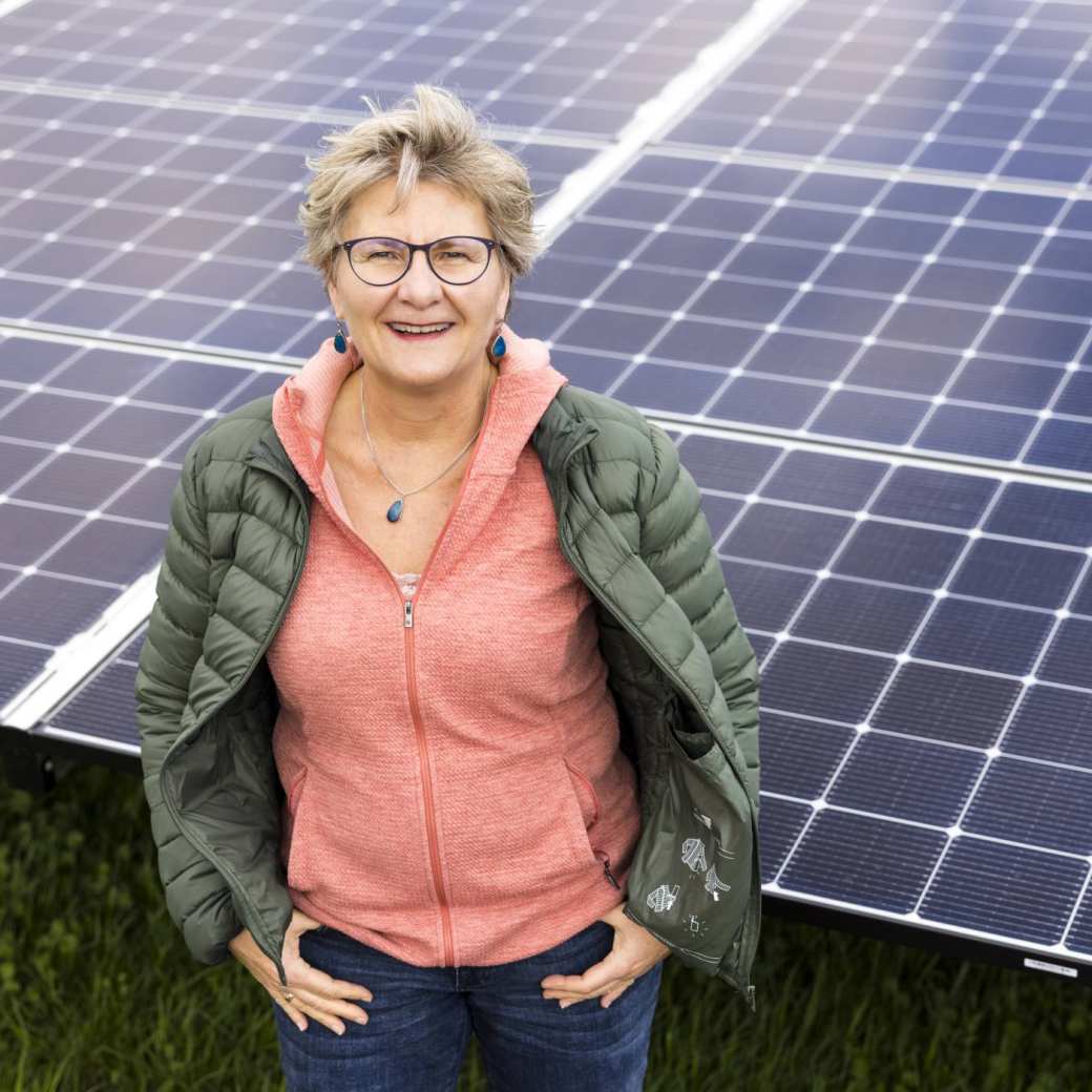 Vrouw voor energiepanelen