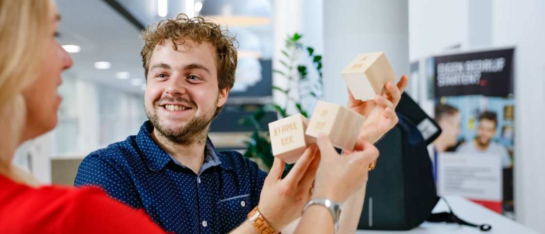 Tim pitcht zijn producten, voor workshop Pitchen met Passie