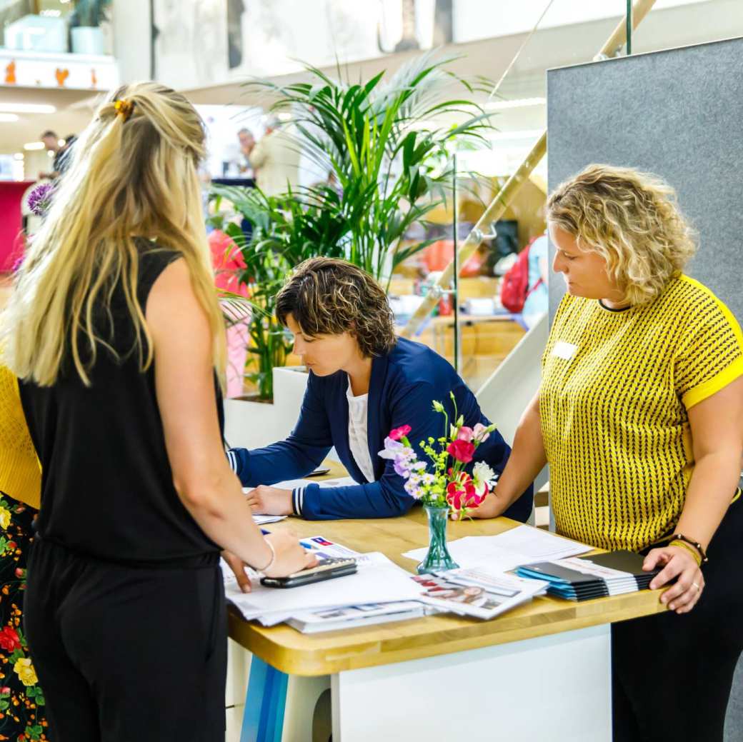 Ivakanka en Anouk helpen bij balie open avond