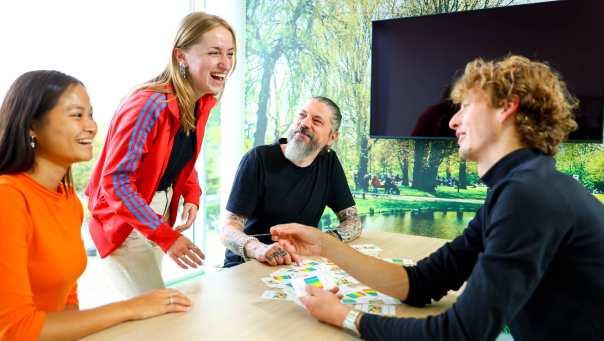 communicatie studenten spelen spel kaarten