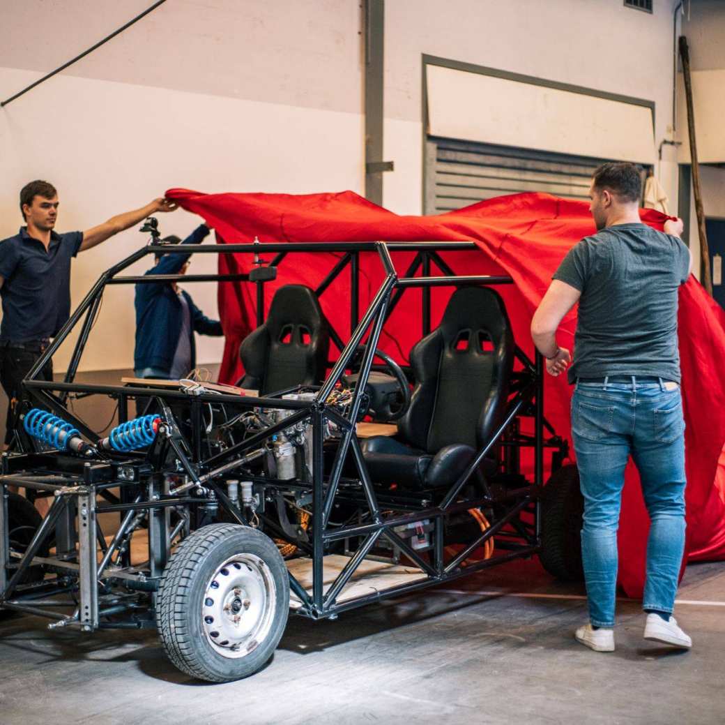 Onthulling van de eerste HAN MORE modulair research vehicle in mei 2022 tijdens het HAN Automotive Research kennisfestival