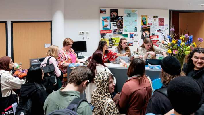 Deelnemers van festival LOS melden zich aan bij de aanmeldbalie