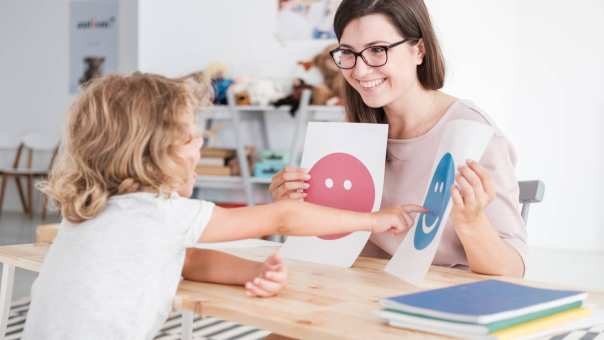 toont afbeeldingen aan jonge patiÃ«nt met autisme