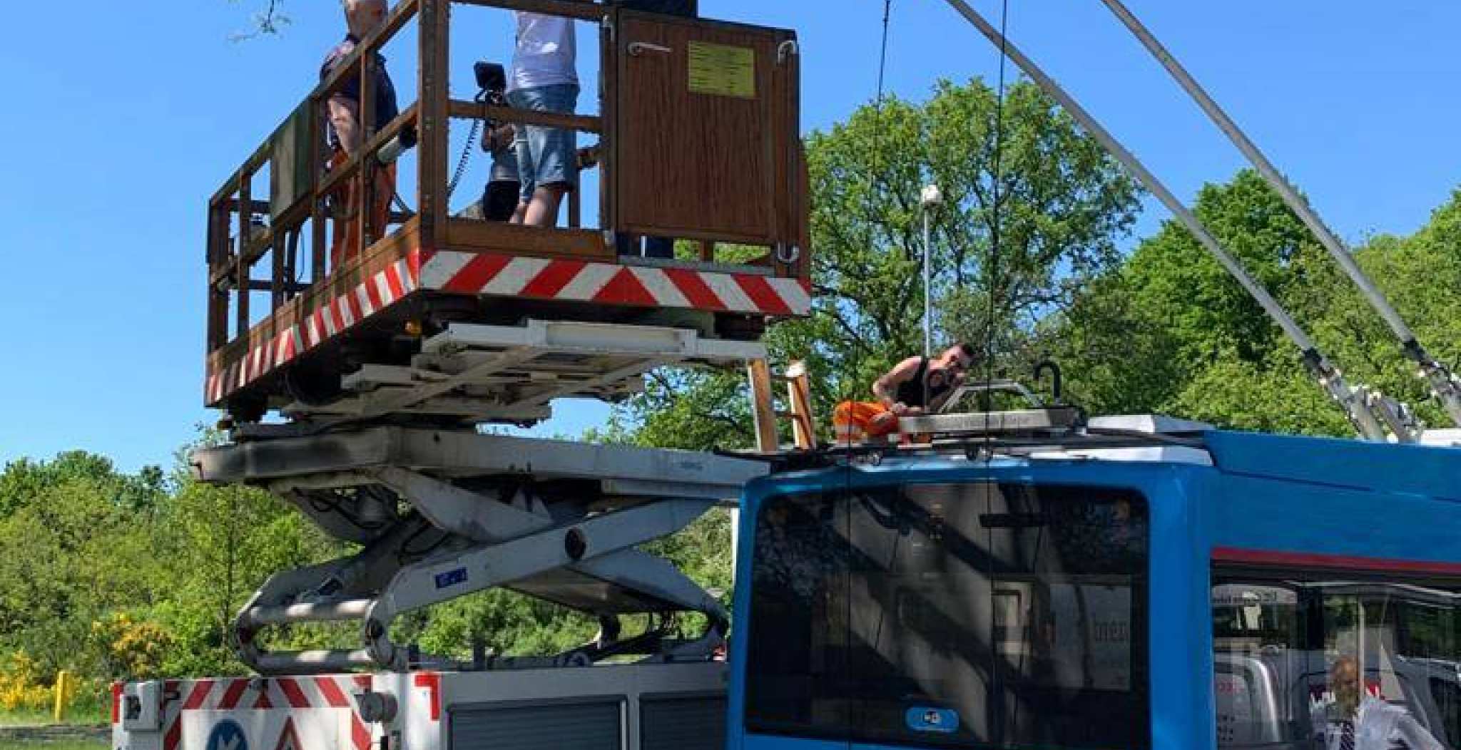 Studenten werken aan elektrische trolleybus in Arnhem