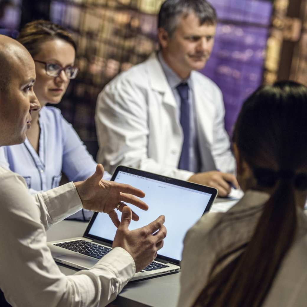 leidt een zakelijke bijeenkomst met collega's en medische professionals