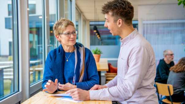 Een trainer Duits oefent met een cursist Zakelijk Duits.